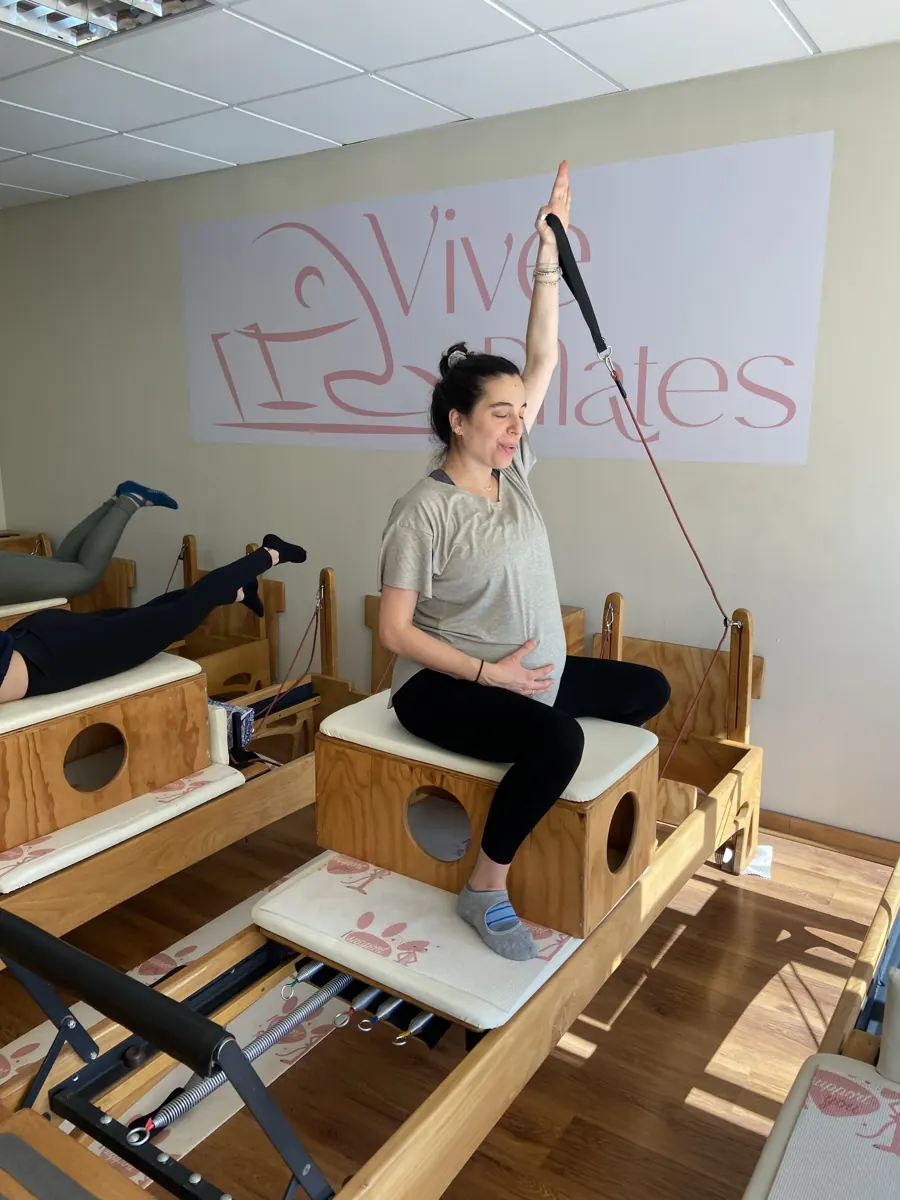 Mujer embarazada practicando Pilates