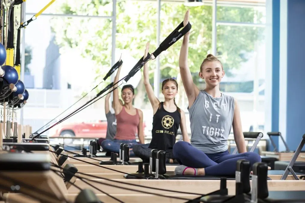 Adolescente en clase de Pilates